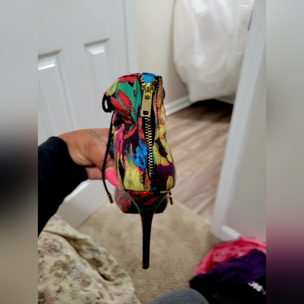 Heels - Picture 4 of 4